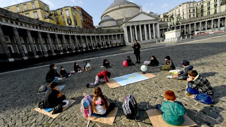 Una lezione di geografia in piazza del Plebiscito a Napoli a causa delle scuole chiuse