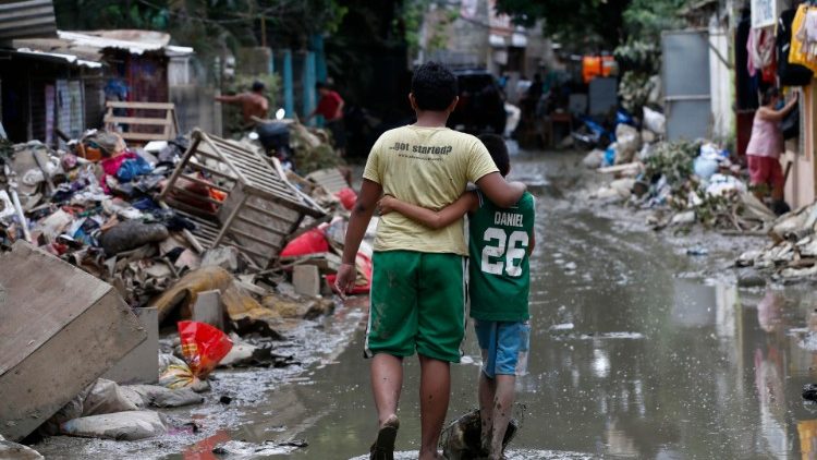Consequências da passagem do Tufão Vamco nas Filipinas 