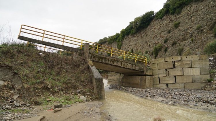 Crollo di un ponte a Crotone a causa del maltempo