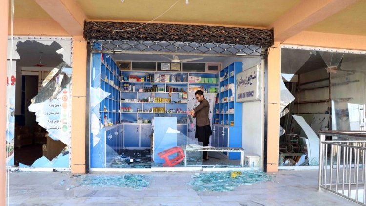 Vetrine distrutte a Kandahar, a seguito di uno degli ultimi sanguinosi attentati avvenuti in Afghanistan