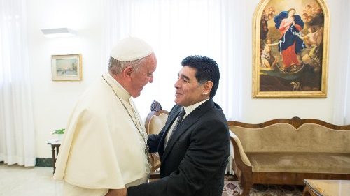 Pápež sa modlí za zosnulého Diega Maradonu a s láskou naňho spomína 