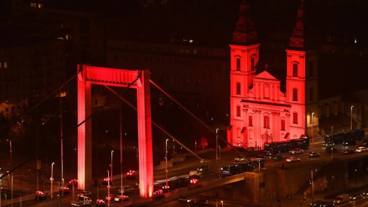 Blick auf die Elisabethbrücke und die Liebfrauenkirche in Budapest (Ungarn)