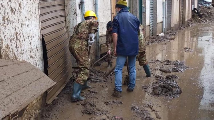 Sardegna: a Bitti volontari al lavoro per rimuovere fango e detriti