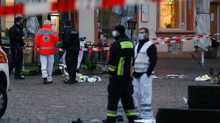 Полицаи и пожарникари на мястото на инцидента в центъра на град Трир, Германия.