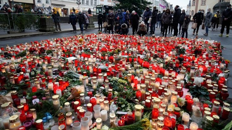Ein Blumen- und Kerzenmeer erinnert an die Opfer der Amokfahrt von Trier vom 1. Dezember