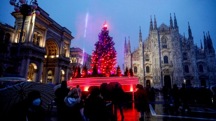 A praça da Catedral de Milão já recebeu inclusive uma árvore decorada de Natal