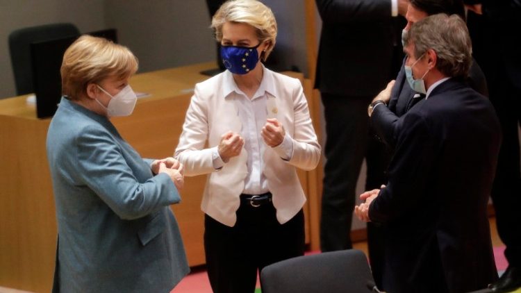 A sinistra, la presidente di turno Ue Merkel, la presidente della Commissione Ue von der Leyen, il presidente dell'Europarlamento Sassoli
