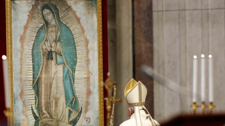 Papež František před obrazem P. Marie Guadalupské, 12. prosince 2020, Bazilika sv. Petra