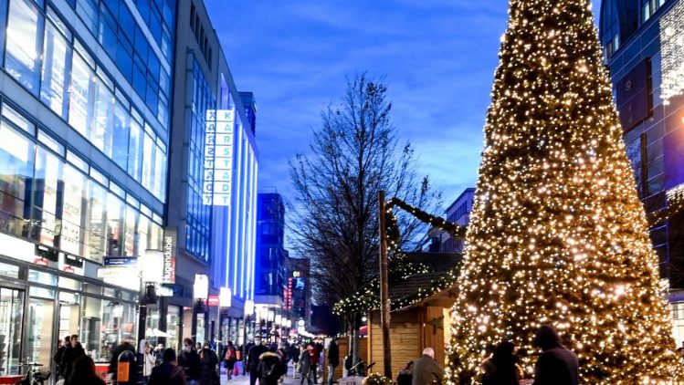 Người dân Berlin mua sắm dịp lễ Giáng sinh