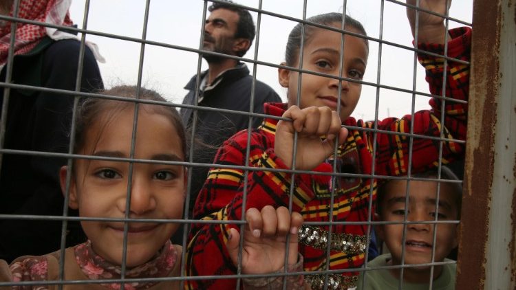 Irakische Flüchtlingskinder in einem Aufnahmezentrum für Vertriebene, östlich von Mossul