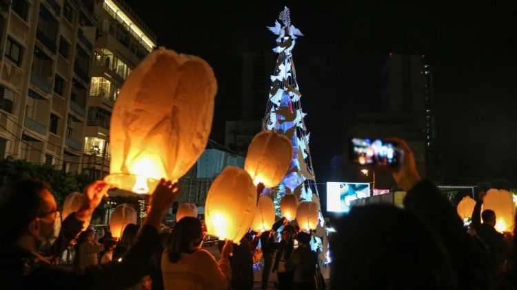 Cérémonie aux flambeaux en hommage aux victimes de l'explosion du 4 août à Beyrouth.