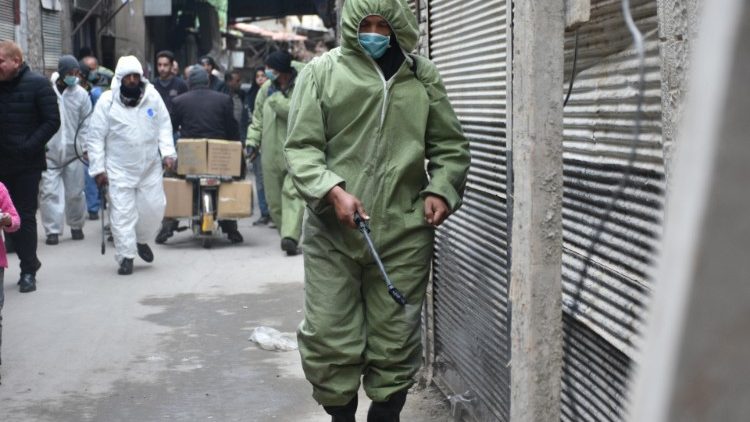 Des agents municipaux désinfectent les rues de Damas