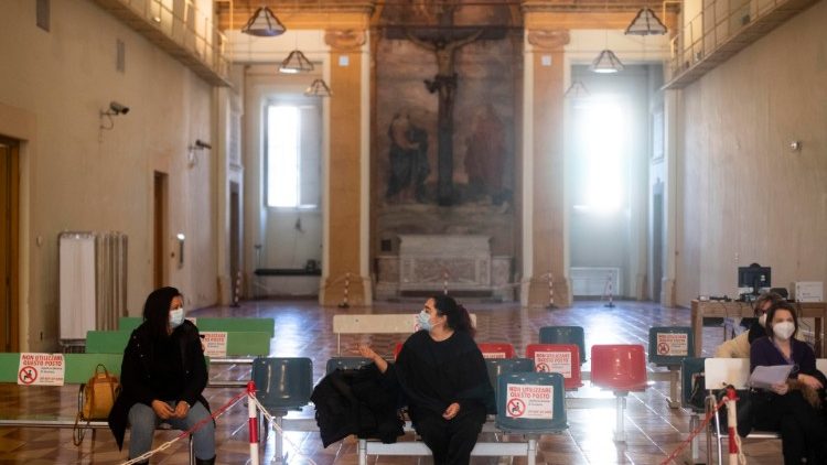 A római San Giovanni Addolorata kórház várójában oltás előtt december 29-én