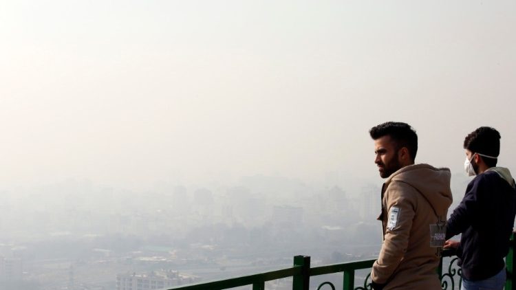 Deux jeunes regardent vers Téhéran, la capitale iranienne, le 30 décembre 2020