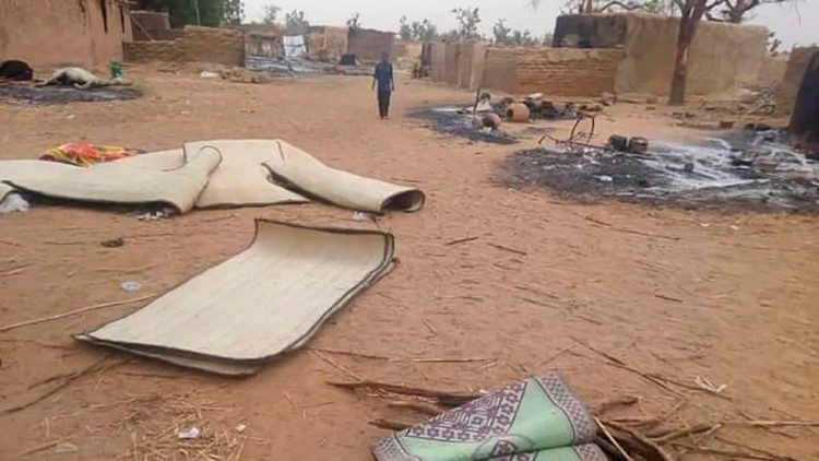 Селището Чомбангу в Нигер след терористично нападение, януари 2021.