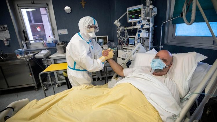 La lotta al Covid in un ospedale italiano, oltre 100 mila le vittime della pandemia