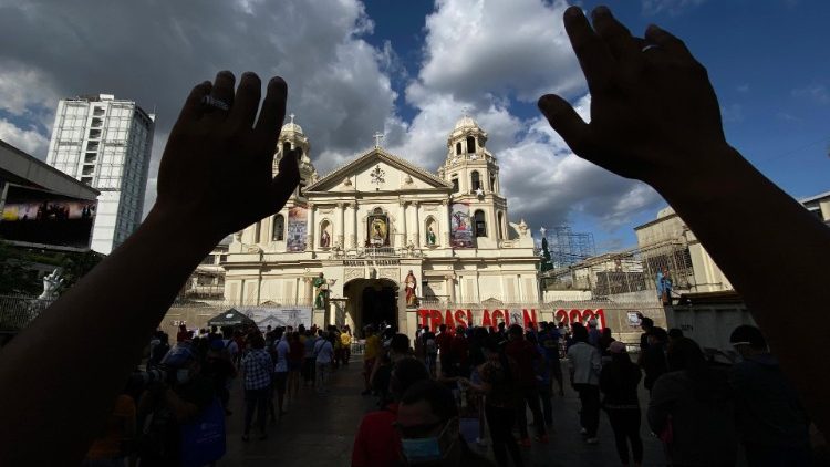 Missa nas Filipinas na festa do Nazareno Negro