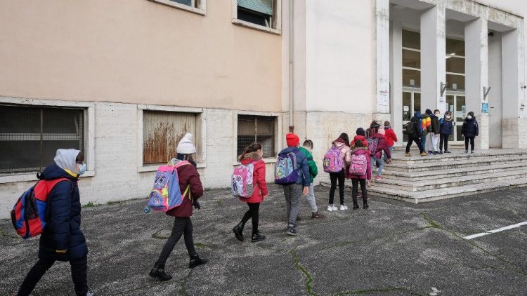 Estudiantes que regresan a las escuelas después de la didáctica a distancia