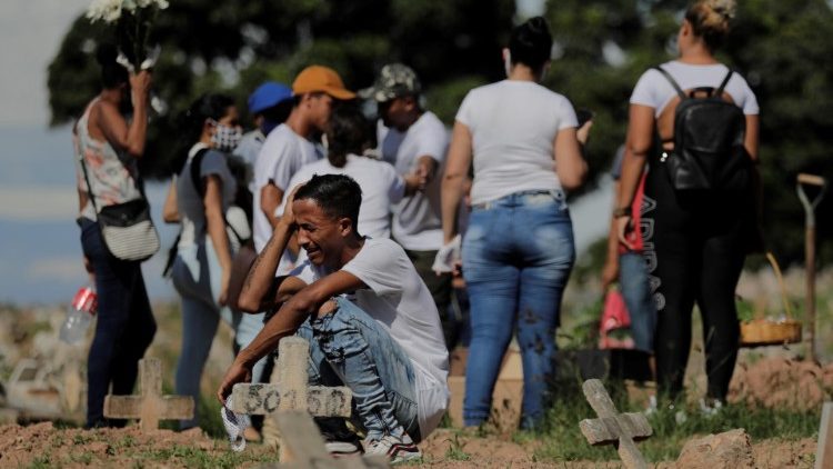 Venezuelská rodina v Brazílii oplakáva smrť svojho otca na COVID-19