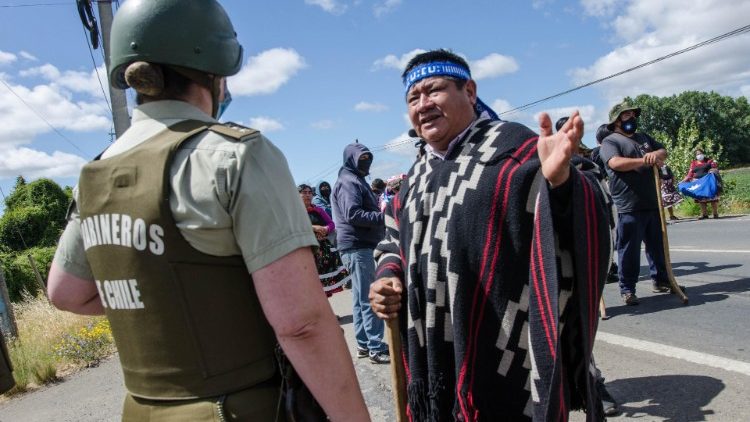 Ein Polizist hindert Mapuche in Araukanien, bei einer Gerichtsanhörung zur Erschießung eines Mapuche präsent zu sein
