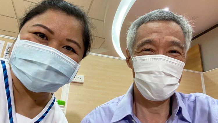 Thủ tướng Lý Hiển Long của Singapore và một nữ y tá
