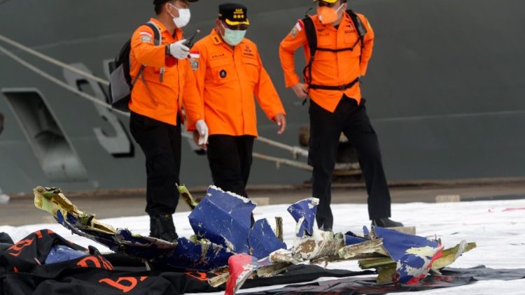 Detriti dell'aereo recuperati a largo di Jakarta