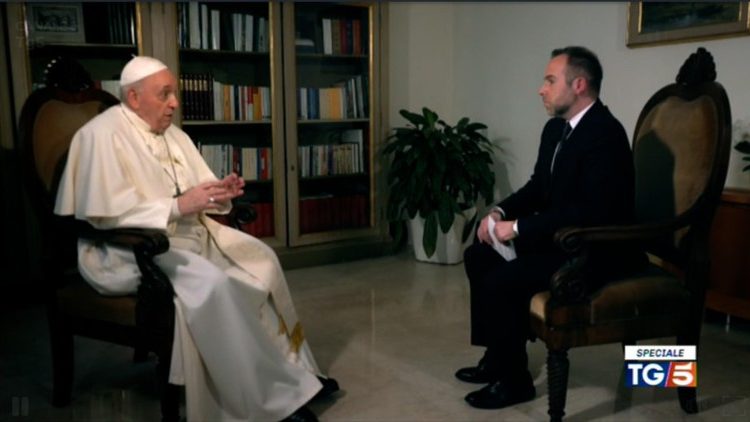 Папа Франциск по време на интервюто пред италианския Canale 5