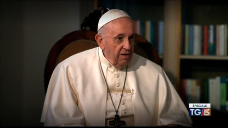 Papst Franziskus während des Interviews für den italienischen Sender Canale 5