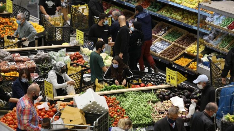 Schnell noch einkaufen, bevor die Ausgangssperre kommt: Beiruter Supermarkt am Montag