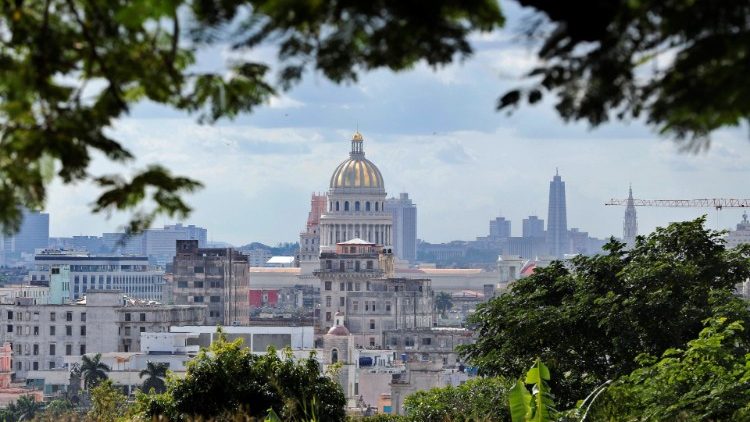Panorama do Capitólio entre diferentes edifícios no centro histórico de Havana