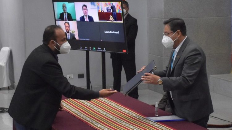 El contrato del líder de las vacunas con Bolivia: el representante de AstraZeneca y el presidente Luis Arce (derecha). 