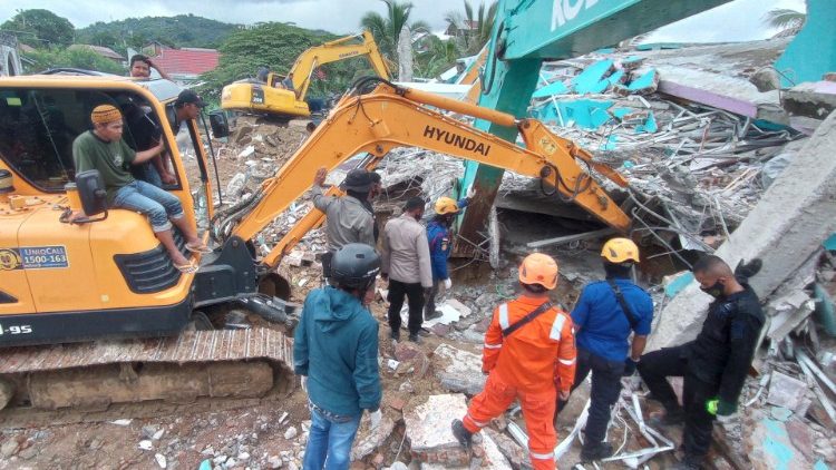 Indonesia, soccorritori cercano sopravvisttuti sotto le macerie di un edificio colpito dal sisma 