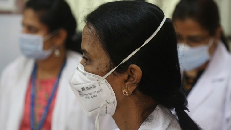 Des infirmières suivant une formation pour la campagne de vaccination à l'hôpital de Bangalore, en Inde, le 15 janvier 2021.