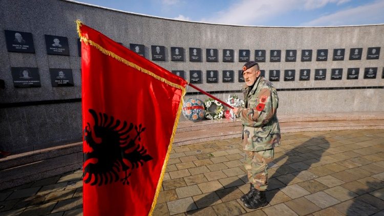 Albański żołnierz na grobach poległych w walce z Serbami w 1999 r.