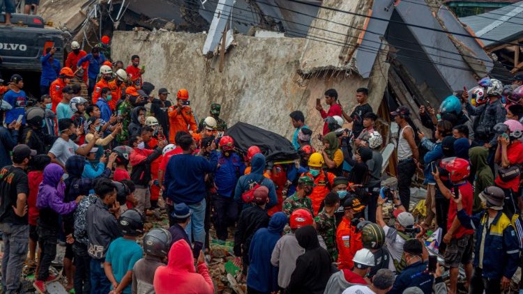 Dramatični trenutci nakon potresa koji je 15. siječnja pogodio indonezijski otok Sulawesi