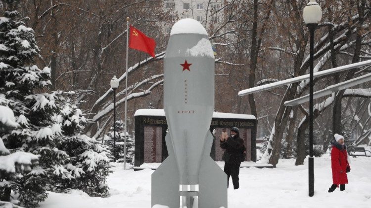 Reproduction de la première bombe nucléaire produite massivement par les forces soviétiques, le RDS-4, au parc Fedora Poletayeva, le 16 janvier 2021.