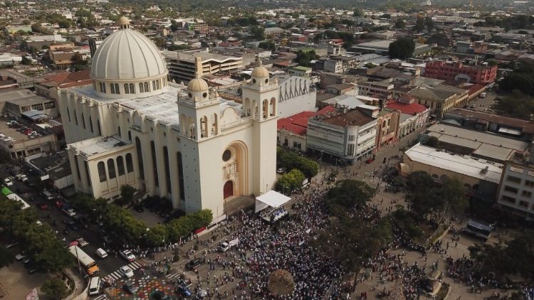 Foto mostra veteranos da guerrilha e do exército enquanto participam do ato de comemoração do 29º Aniversário dos Acordos de Paz na Catedral de San Salvador e Plaza Gerardo Barrios, em San Salvador, El Salvador, 16 Janeiro de 2021. 