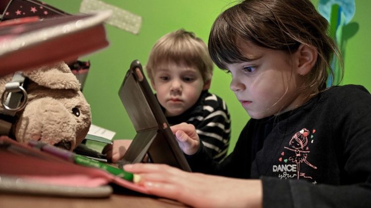 Bildschirm statt Buch - Bruder statt Schulfreundin: Das ist Homeschooling