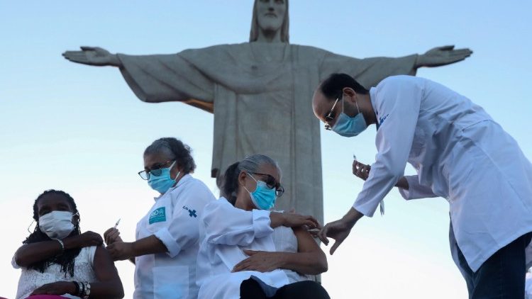 Therezinha da Conceicao, 80 anni, e Dulcineia da Silva, 59, sono le prime persone vaccinate a Rio De Janeiro, ai piedi del Cristo del Corcovado
