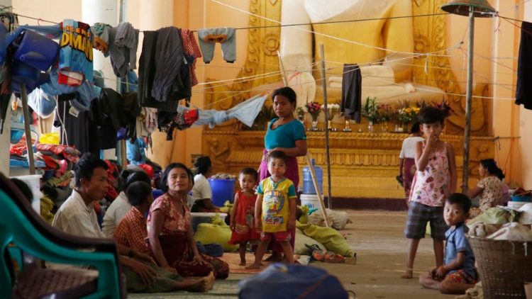 Acampamento de deslocados devido ao conflito no Estado de Rakhine, Mianmar