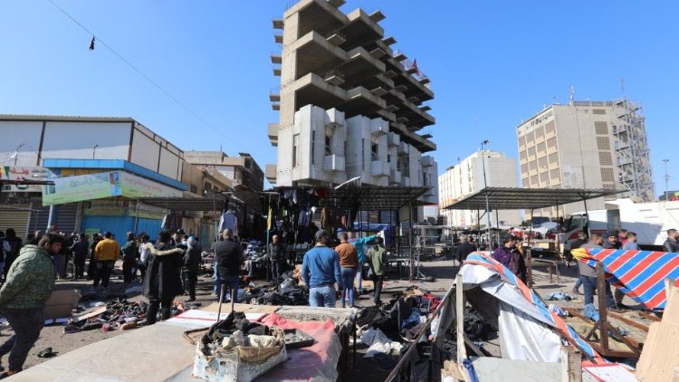  El lugar de la segunda explosión en un mercado de ropa usada del centro de Bagdad, Irak, 21 de enero de 2021. 