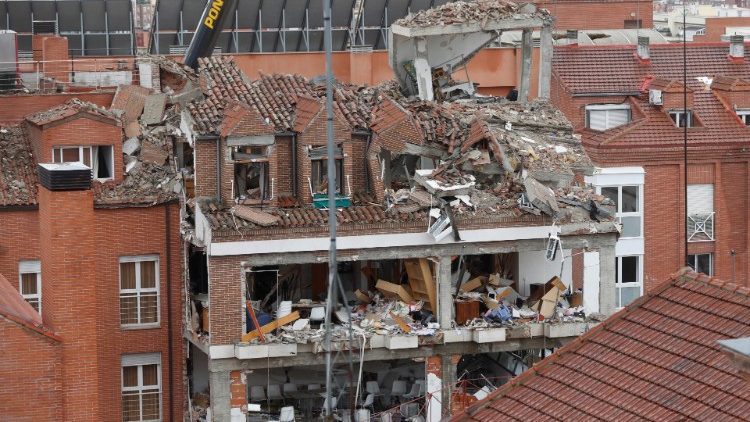 Los restos del edificio parroquial de la calle de Toledo en Madrid siniestrado tras una fuerte explosión de gas, este miércoles 20 de enero. 