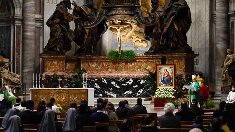 Szentmise a katedra oltárnál Rino Fisichella érsekkel