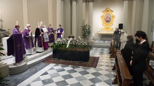 Папа принял участие в похоронах своего личного врача
