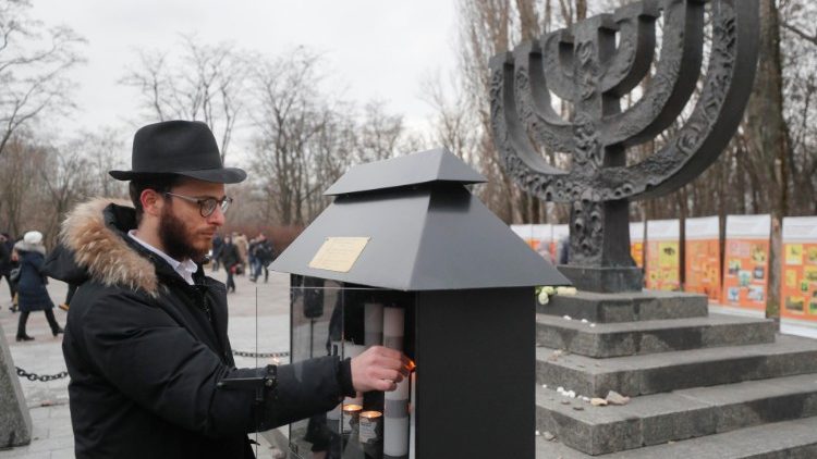Ein Jude entzündet eine Kerze bei einem Holocaust-Denkmal in der Ukraine 