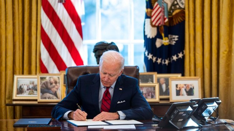 Президентът на САЩ Джо Байдън подписва укази в областта на здравеопазването, в Овалния кабинет на Белия дом. 28.1.2021 