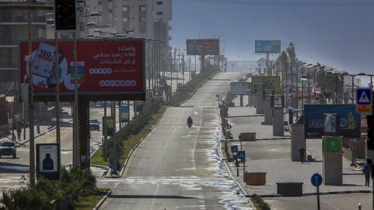 Le strade deserte a Gaza per le restrizioni legate alla pandemia, in un'immagine dello scorso 29 gennaio (Epa / Mohammed Saber)