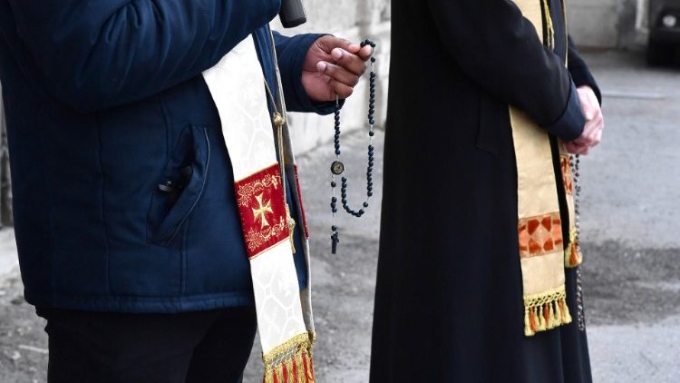 Genova, la preghiera in corsia ai tempi del virus: il cappellano usa il megafono