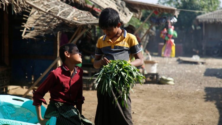 Imagen de archivo de niños asistidos en Myanmar