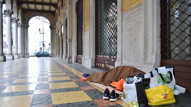Senza dimora sotto un portico nel centro di Torino